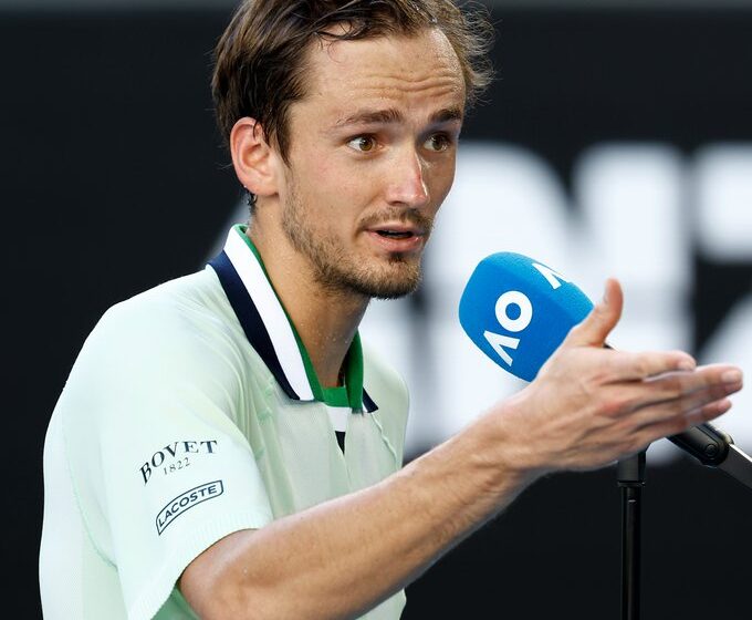  Daniil Medvedev into Australian Open fourth round