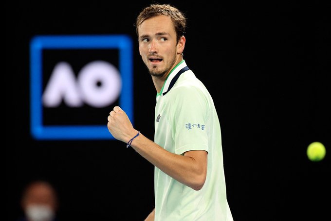  Daniil Medvedev beats Tsitsipas, will play Nadal in the Australian Open final