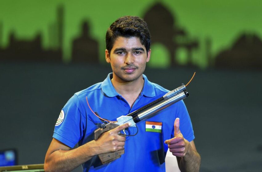  Saurabh Chaudhary of India won the 10m air pistol gold medal in Cairo