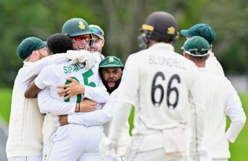  South Africa wins by 198 runs and ties the series 1-1 with New Zealand