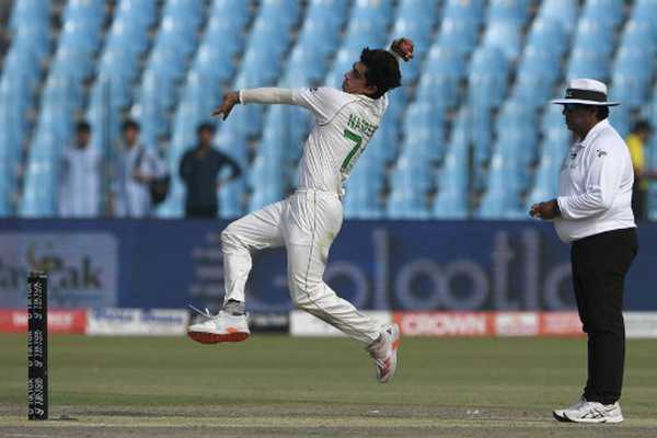  Game in balance as Pakistan see out the third session.