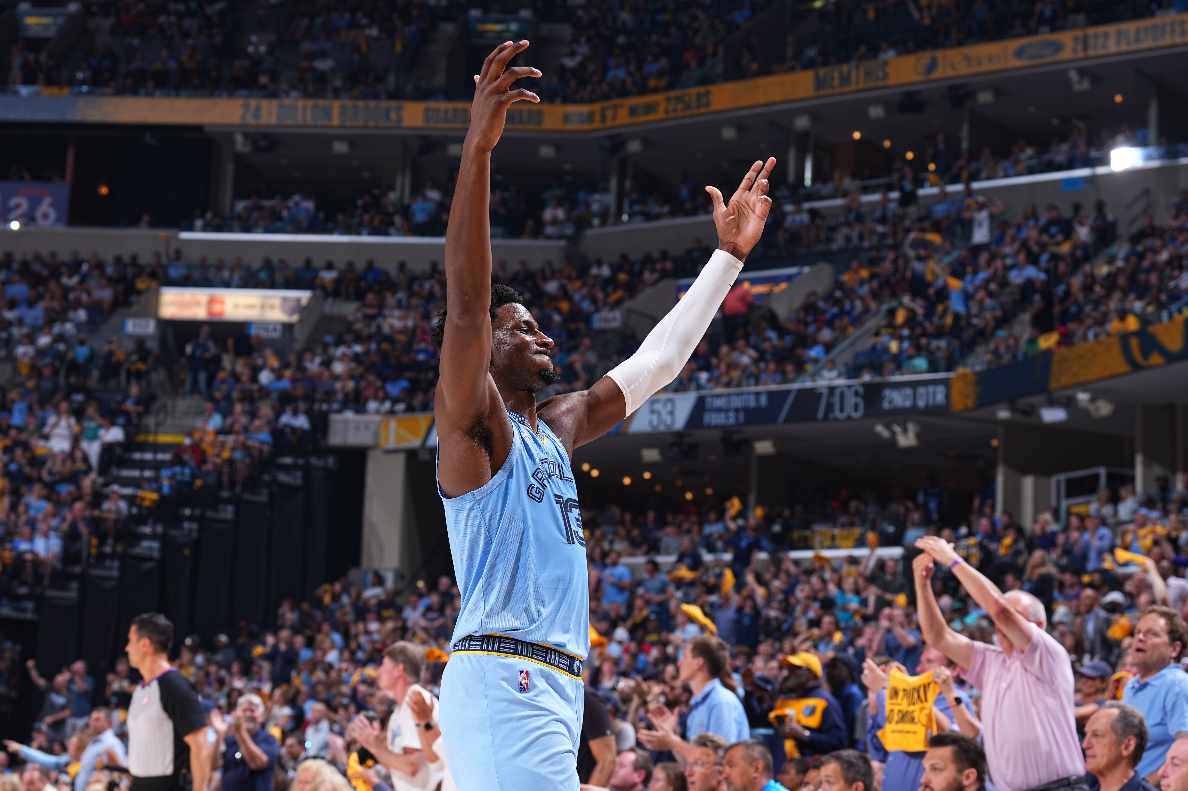  Grizzlies thump Warriors to keep their playoff hopes alive