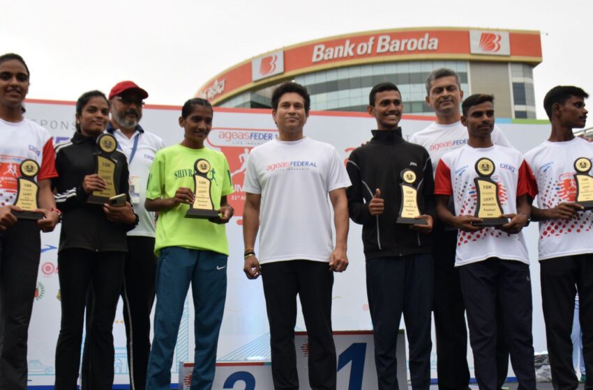 Sachin Tendulkar, the brand ambassador of the Ageas Federal Life Insurance Mumbai Half Marathon, flagged off the races and also felicitated the winners later
