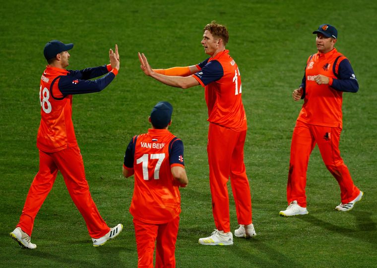  Netherlands edged past UAE by three wickets in the final over to gain a crucial couple of points in Geelong on Sunday.