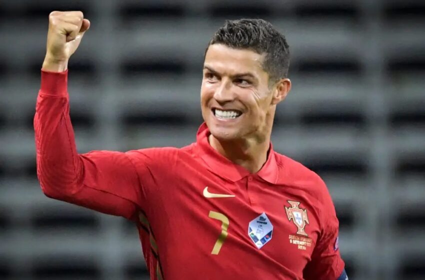 Cristiano Ronaldo reached another landmark in his illustrious career by scoring his 700th club goal to give Manchester United the lead at Everton.