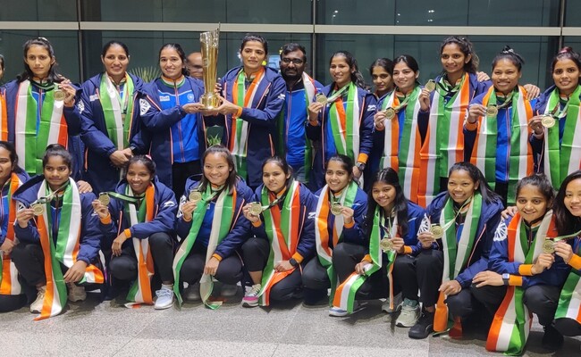  Indian Women’s Hockey Team is greeted warmly!