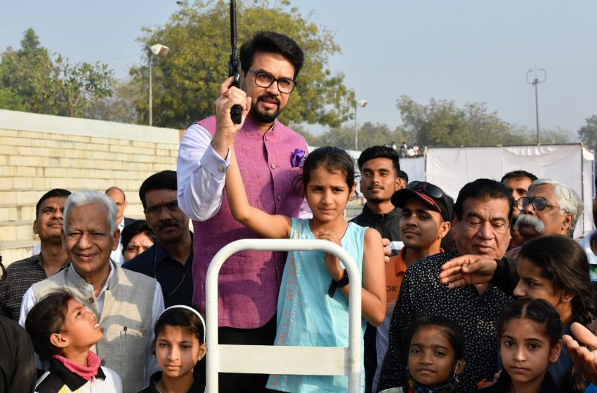  Anurag Singh Thakur flags off Khelo India Dus ka Dum in mega opening ceremony