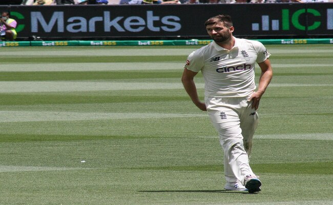  Mark Wood’s fiery spell restricts Australia to 263